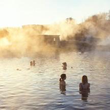 eine Gruppe von Menschen, die im Wasser schwimmen