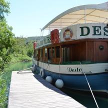 un bateau est amarré à côté d'un quai