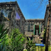 Un antiguo edificio de piedra con muchas ventanas.