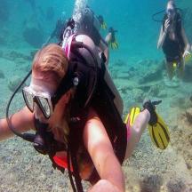eine Gruppe von Menschen im Wasser mit Tauchausrüstung