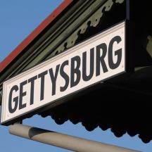 ป้ายถนนที่เขียนว่า gertysburning บนอาคาร
