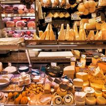 un negozio pieno di tanti tipi diversi di formaggio