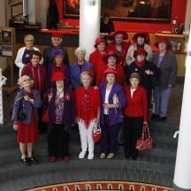 eine Gruppe von Menschen posiert für ein Foto auf der Treppe