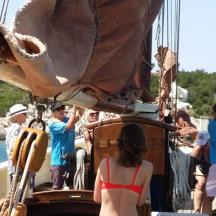 eine Gruppe von Menschen auf einem Boot im Wasser