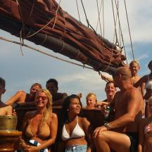 eine Gruppe von Menschen sitzt auf einem Boot