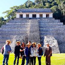 en gruppe mennesker, der står foran en pyramide