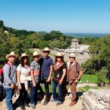 en gruppe mennesker poserer til et billede i et tempel
