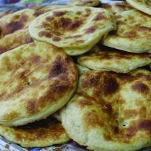 una pila de creps a sobre d'una taula