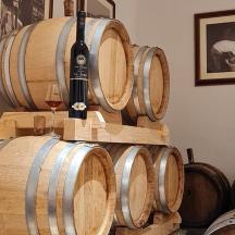 un mucchio di botti di vino accatastate l'una sull'altra