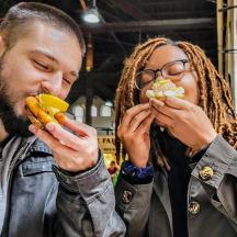 ein Mann und eine Frau essen Hotdogs