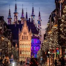 eine Stadtstraße mit Weihnachtsbeleuchtung und einem Gebäude