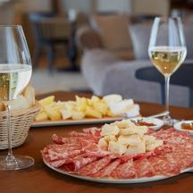 料理の皿とワイングラス2つが置かれたテーブル