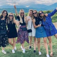 група жена у хаљинама позира за фотографију