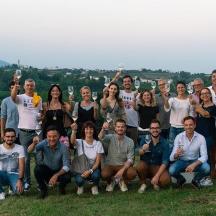 丘の上で写真を撮る人々のグループ