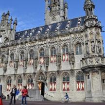un gran edifici amb gent caminant davant