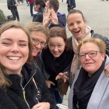 eine Gruppe von Menschen posiert für ein Foto