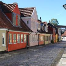 eine Kopfsteinpflasterstraße in einer Stadt mit farbenfrohen Gebäuden