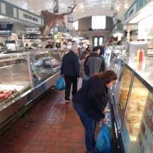 un gruppo di persone che camminano in un supermercato
