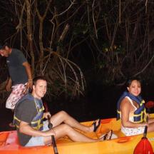 sepasang orang duduk dalam kayak