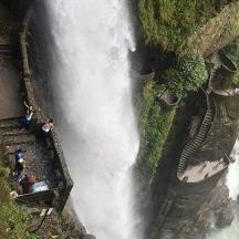 un grup de persones dretes al costat d'una cascada