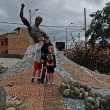 pari lasta patsaan edessä