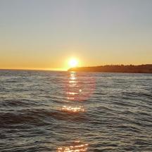 en solnedgang over et vandområde med solnedgangen