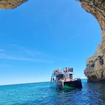 un vaixell a l'aigua al costat d'un penya-segat