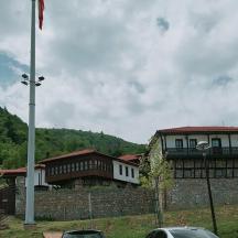 будівля з прапором перед нею
