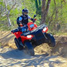 en person, der kører på en dirt bike i sandet
