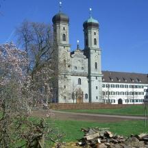 ein großes Gebäude mit zwei Türmen darauf