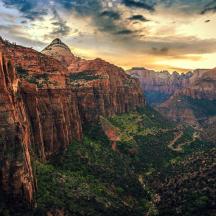 ein Blick auf den Grand Canyon bei Sonnenuntergang