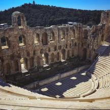 un amfiteatre buit amb un edifici al fons