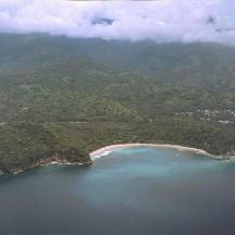 vista aèria d'una petita illa a l'oceà
