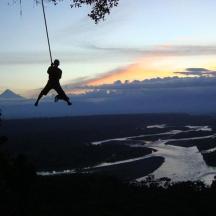 seseorang di atas tali berayun di atas sungai