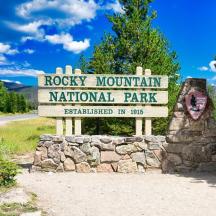 un rètol a l'entrada del Parc Nacional de Rock Mountain