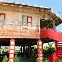 ein Haus mit einer roten Treppe davor