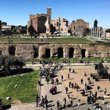 un gruppo di persone che camminano tra le rovine di un edificio
