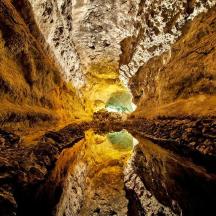 ein Blick aus dem Inneren einer Höhle