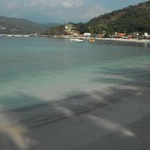 una imatge borrosa d'una platja amb l'oceà