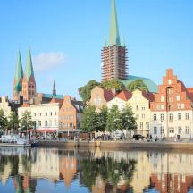 Blick auf eine Stadt mit einem Fluss und Gebäuden