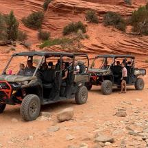 eine Gruppe von Menschen, die in Jeeps durch die Wüste fahren