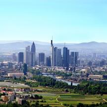 una vista d'una ciutat amb edificis alts