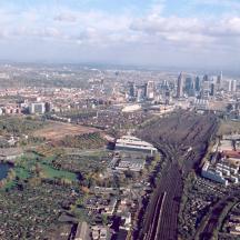 vista aèria d'una ciutat amb edificis i carreteres
