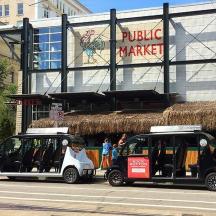 zwei Golfwagen, die auf einer Straße vor einem Markt geparkt sind