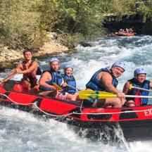 eine Gruppe von Menschen in einem Floß auf einem Fluss