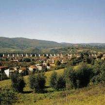 una vista d'un poble amb un pont al fons