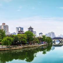 một dòng sông với một thành phố ở phía sau