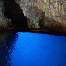 een grot met een grote plas blauw water