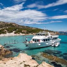 un vaixell atracat a l'aigua prop d'una platja
