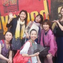 กลุ่มผู้หญิงกำลังโพสท่าถ่ายรูป